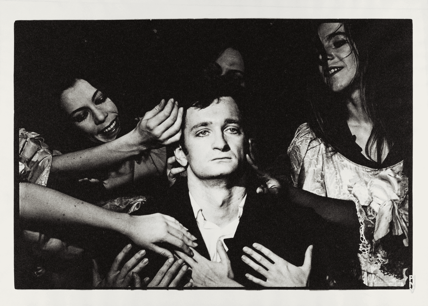Marion Cito, Jan Minařík et Barbara Passow-Diekamp dans « Barbe-Bleue. En écoutant un enregistrement sur bande magnétique de l’opéra de Béla Bartók « Le Château de Barbe-Bleue » » de Pina Bausch