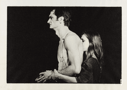 Marlis Alt und Jan Minařík in „Blaubart.  Beim Anhören einer Tonbandaufnahme von Béla Bartóks Oper »Herzog Blaubarts Burg«“ von Pina Bausch | Foto: Ulli Weiss © Pina Bausch Foundation, Ulli Weiss