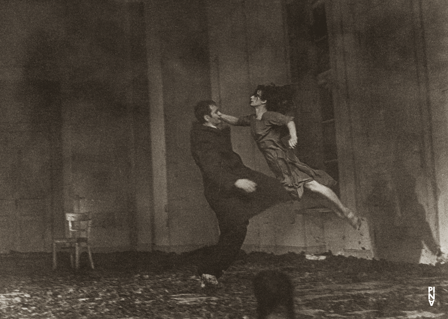 Jan Minařík et Beatrice Libonati dans « Barbe-Bleue. En écoutant un enregistrement sur bande magnétique de l’opéra de Béla Bartók « Le Château de Barbe-Bleue » » de Pina Bausch