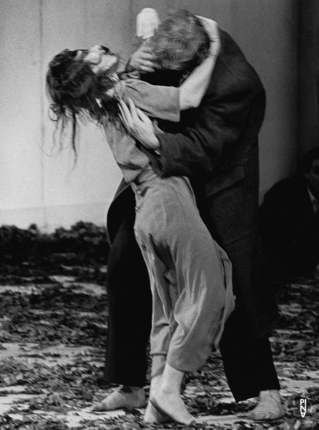 Hans Beenhakker et Beatrice Libonati dans « Barbe-Bleue. En écoutant un enregistrement sur bande magnétique de l’opéra de Béla Bartók « Le Château de Barbe-Bleue » » de Pina Bausch