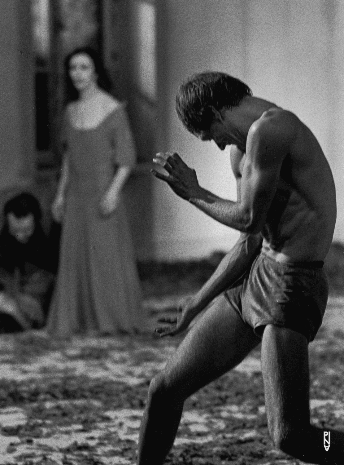 Hans Beenhakker und Beatrice Libonati in „Blaubart.  Beim Anhören einer Tonbandaufnahme von Béla Bartóks Oper »Herzog Blaubarts Burg«“ von Pina Bausch