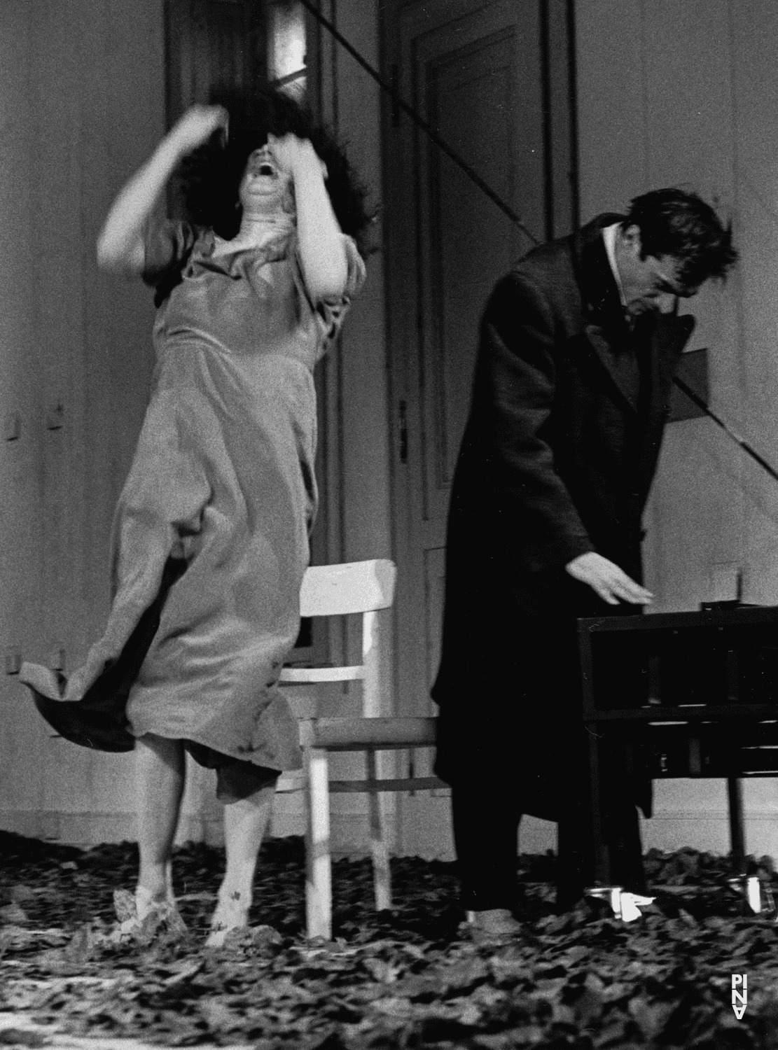 Antonio Carallo und Cristiana Morganti in „Blaubart.  Beim Anhören einer Tonbandaufnahme von Béla Bartóks Oper »Herzog Blaubarts Burg«“ von Pina Bausch