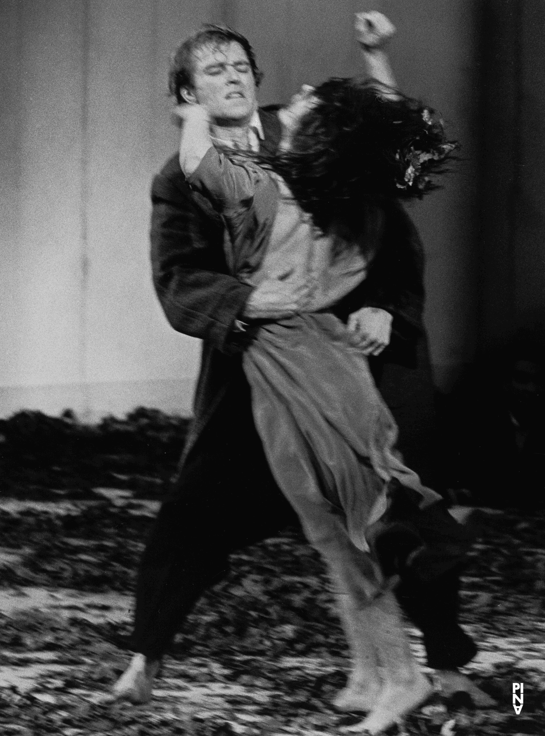 Beatrice Libonati und Hans Beenhakker in „Blaubart.  Beim Anhören einer Tonbandaufnahme von Béla Bartóks Oper »Herzog Blaubarts Burg«“ von Pina Bausch