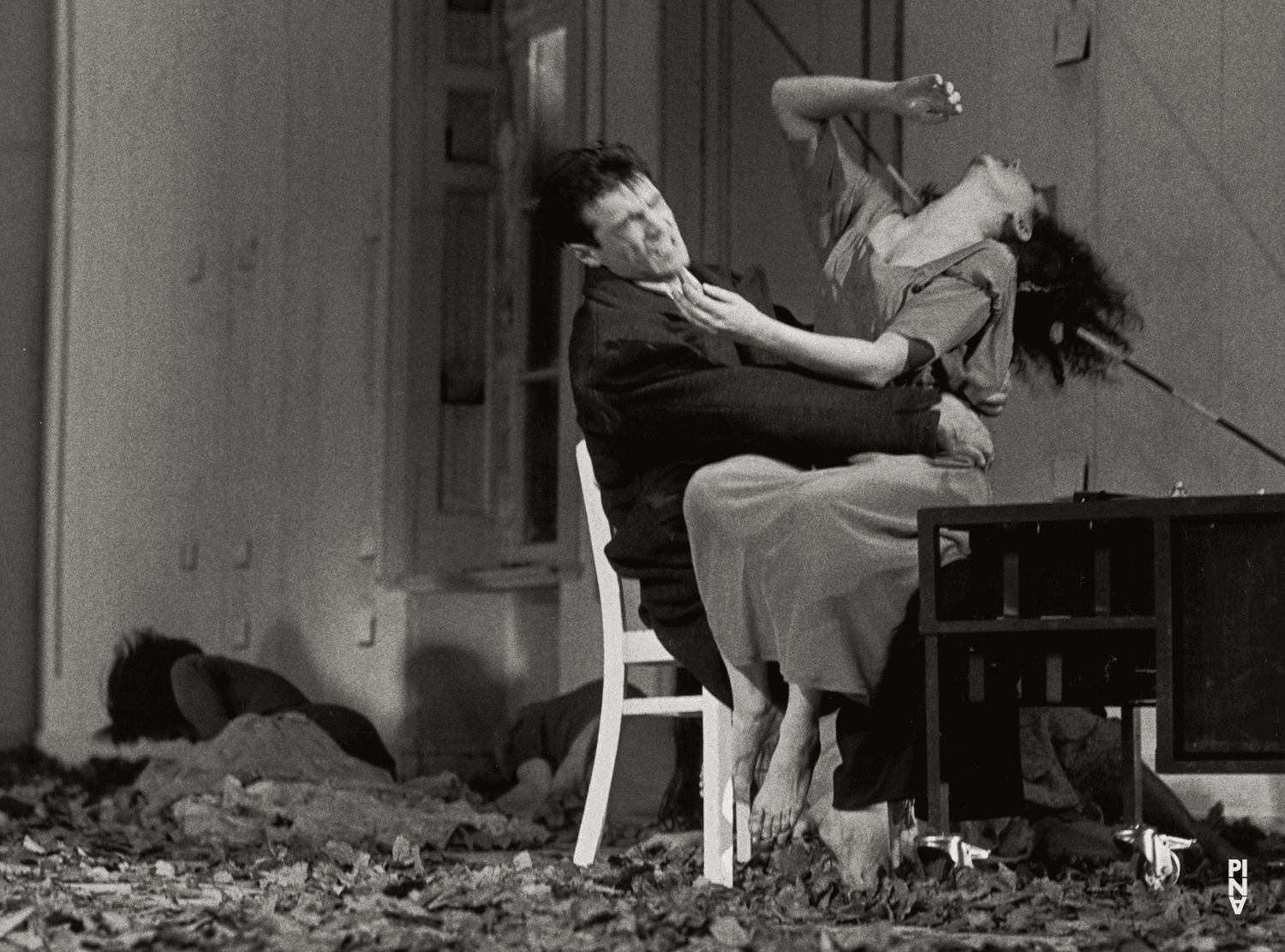 Antonio Carallo und Cristiana Morganti in „Blaubart.  Beim Anhören einer Tonbandaufnahme von Béla Bartóks Oper »Herzog Blaubarts Burg«“ von Pina Bausch