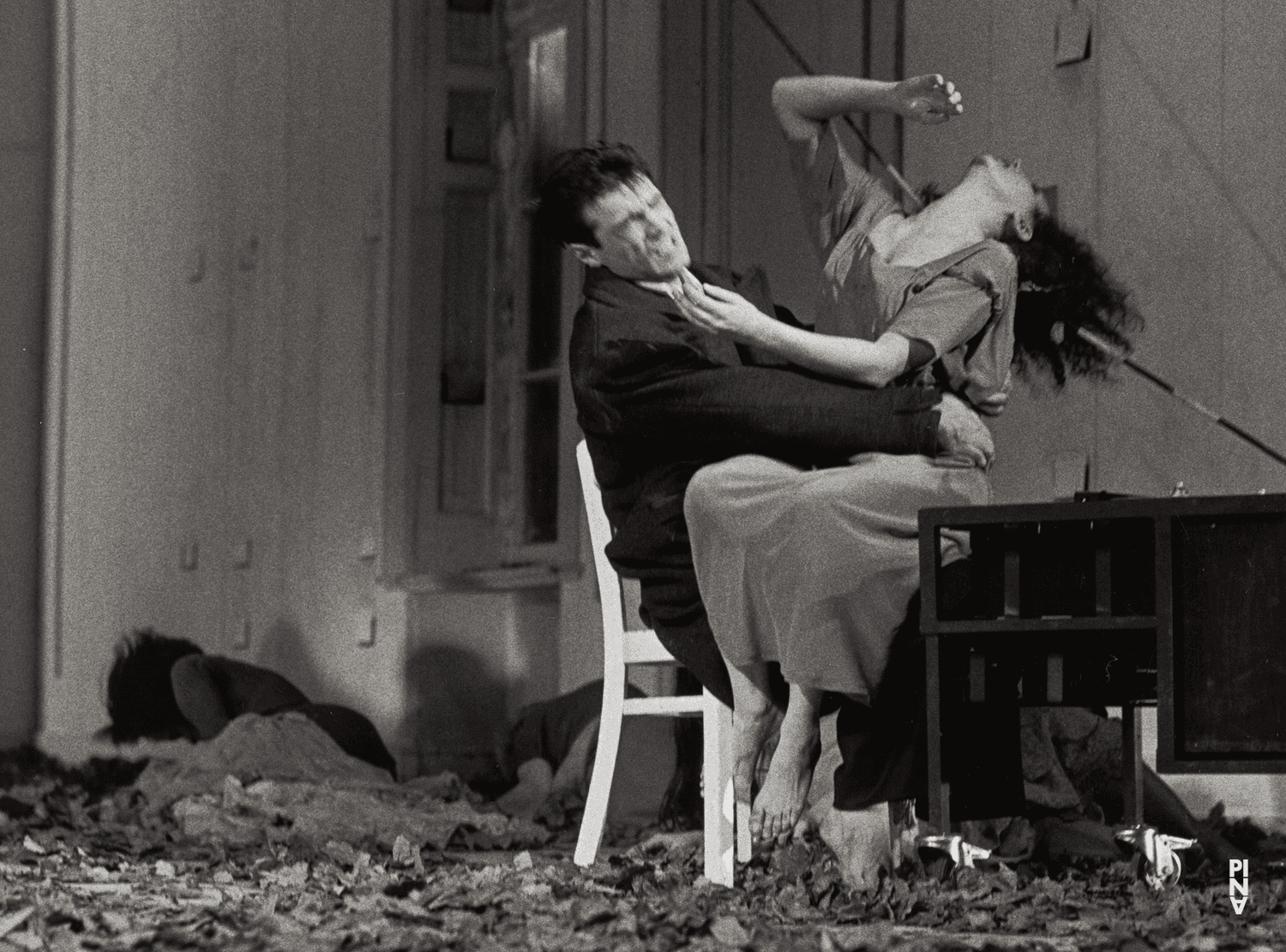 Antonio Carallo et Cristiana Morganti dans « Barbe-Bleue. En écoutant un enregistrement sur bande magnétique de l’opéra de Béla Bartók « Le Château de Barbe-Bleue » » de Pina Bausch