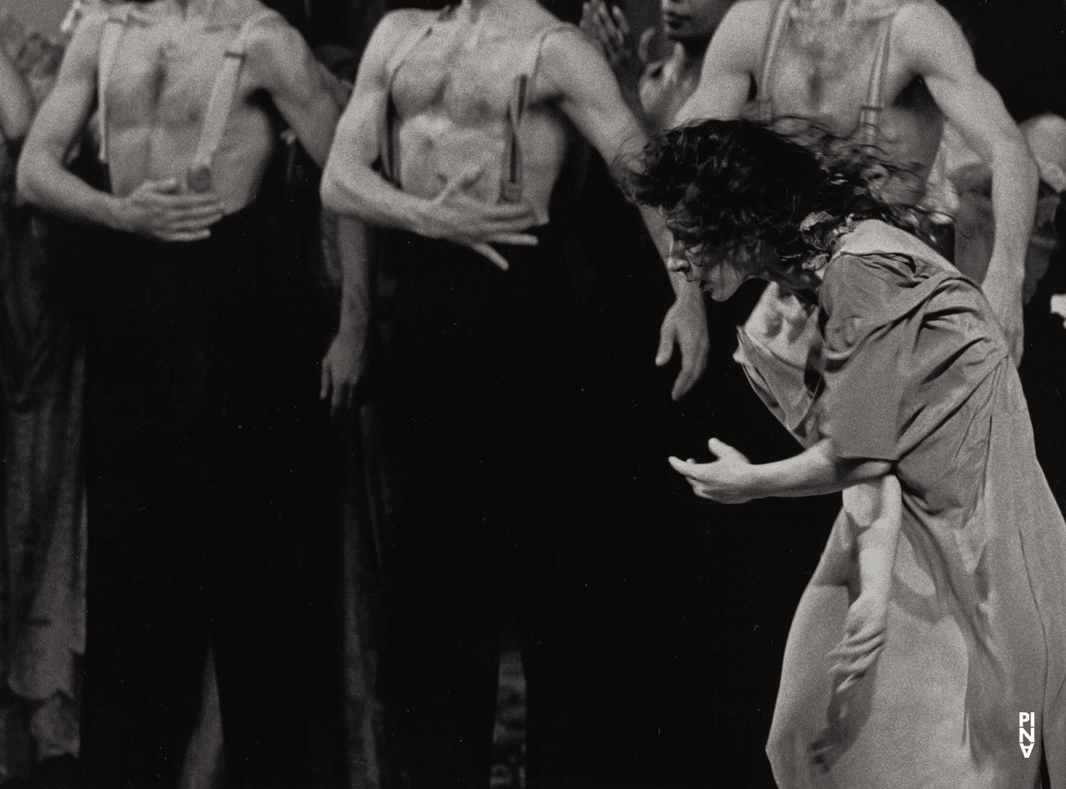 Beatrice Libonati dans « Barbe-Bleue. En écoutant un enregistrement sur bande magnétique de l’opéra de Béla Bartók « Le Château de Barbe-Bleue » » de Pina Bausch