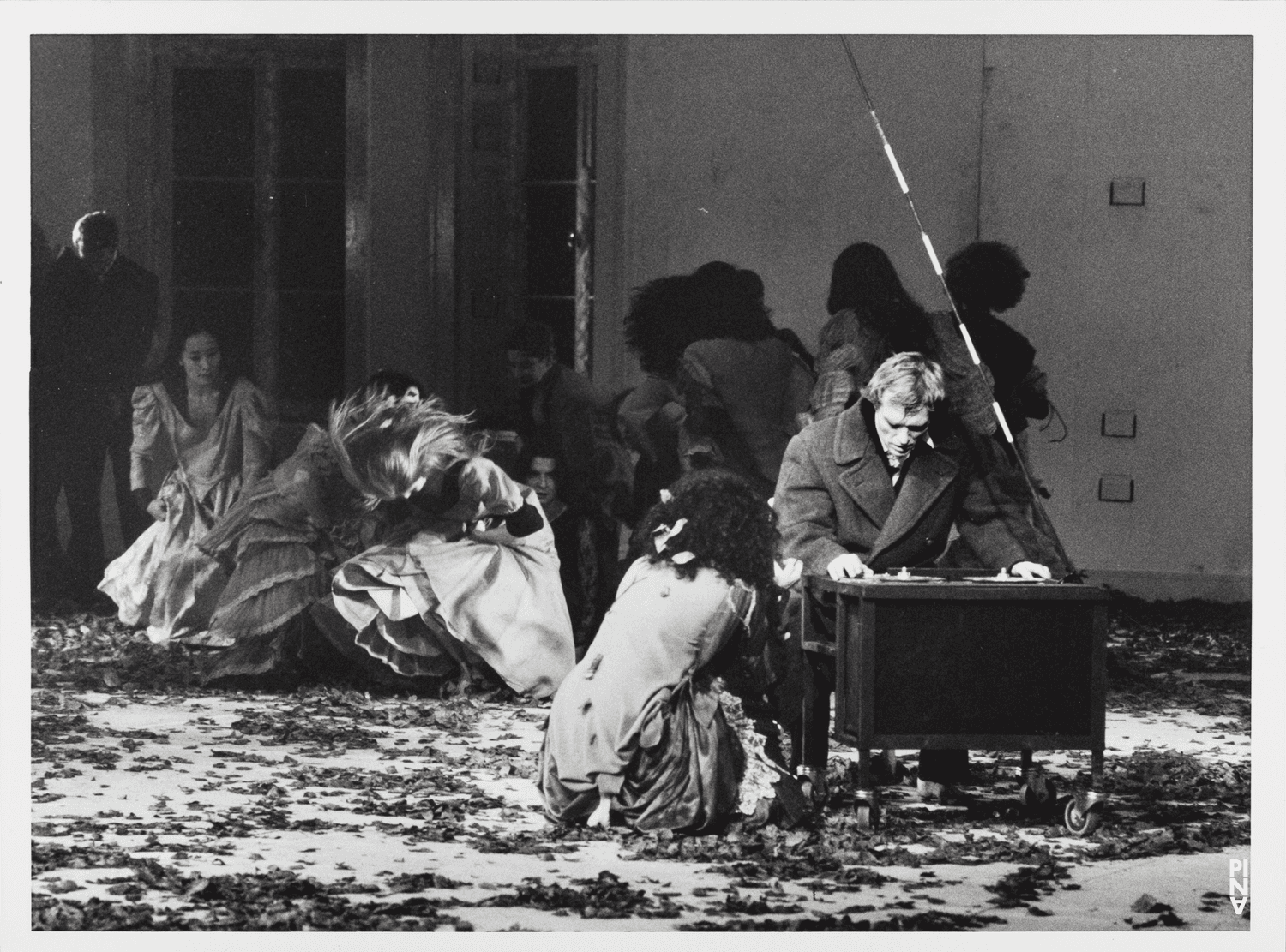 Photo de « Barbe-Bleue. En écoutant un enregistrement sur bande magnétique de l’opéra de Béla Bartók « Le Château de Barbe-Bleue » » de Pina Bausch