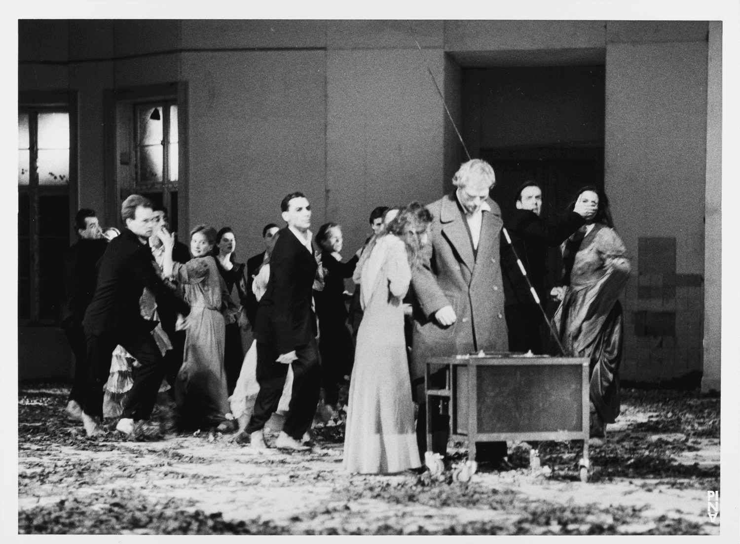 Photo de « Barbe-Bleue. En écoutant un enregistrement sur bande magnétique de l’opéra de Béla Bartók « Le Château de Barbe-Bleue » » de Pina Bausch