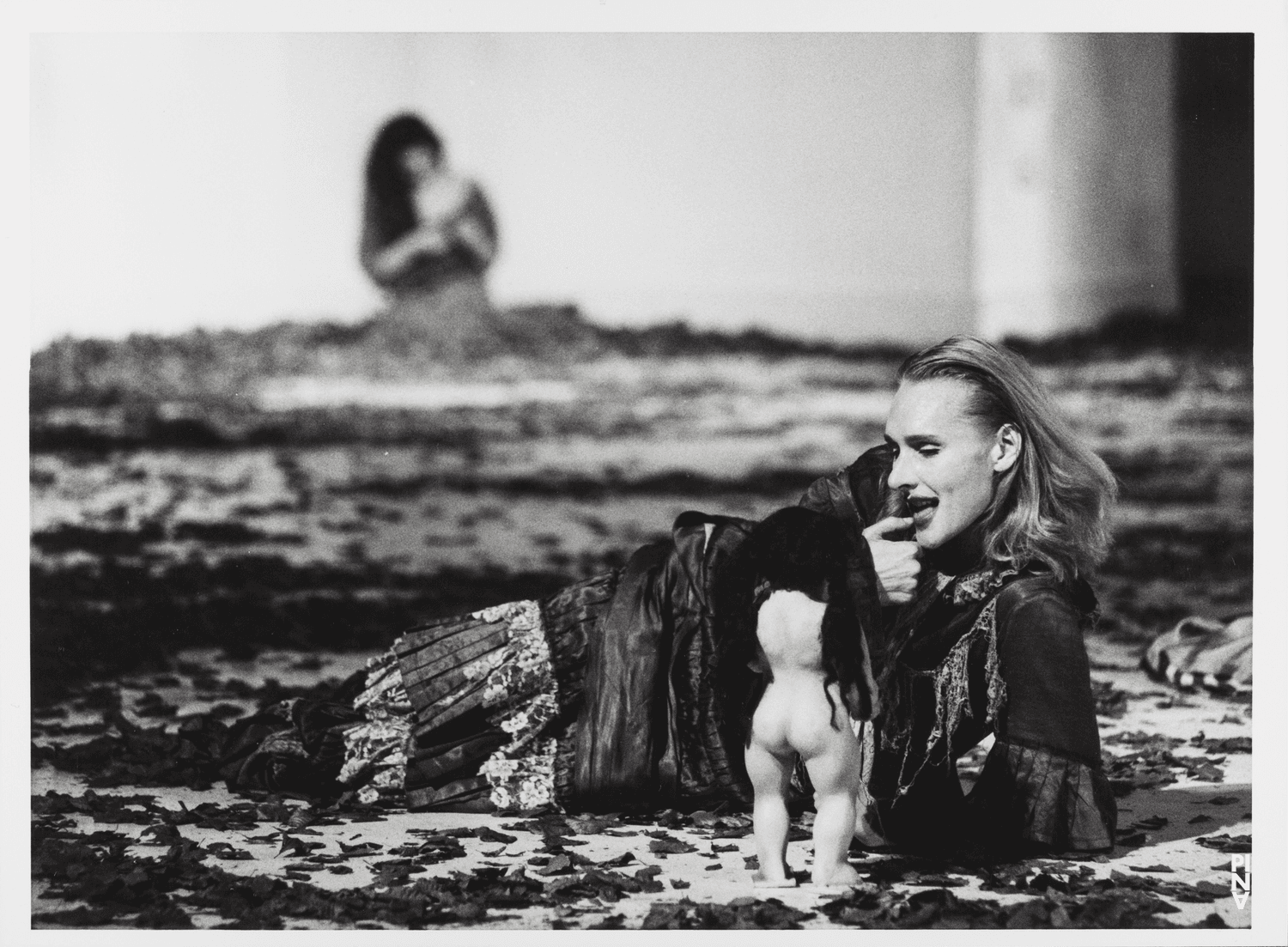 Julie Shanahan in „Blaubart.  Beim Anhören einer Tonbandaufnahme von Béla Bartóks Oper »Herzog Blaubarts Burg«“ von Pina Bausch