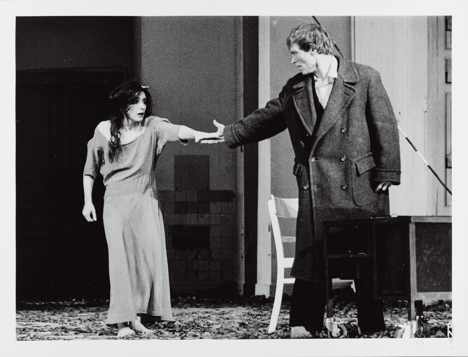 Hans Beenhakker et Beatrice Libonati dans « Barbe-Bleue. En écoutant un enregistrement sur bande magnétique de l’opéra de Béla Bartók « Le Château de Barbe-Bleue » » de Pina Bausch