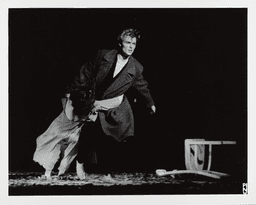 Beatrice Libonati und Hans Beenhakker in „Blaubart.  Beim Anhören einer Tonbandaufnahme von Béla Bartóks Oper »Herzog Blaubarts Burg«“ von Pina Bausch | Foto: Bettina Stöß