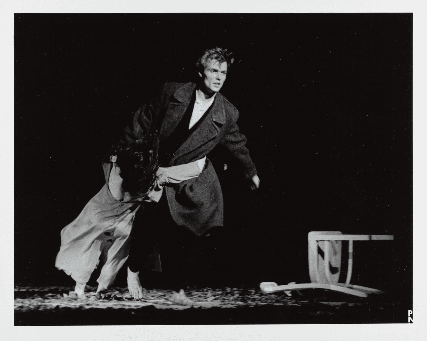 Beatrice Libonati et Hans Beenhakker dans « Barbe-Bleue. En écoutant un enregistrement sur bande magnétique de l’opéra de Béla Bartók « Le Château de Barbe-Bleue » » de Pina Bausch
