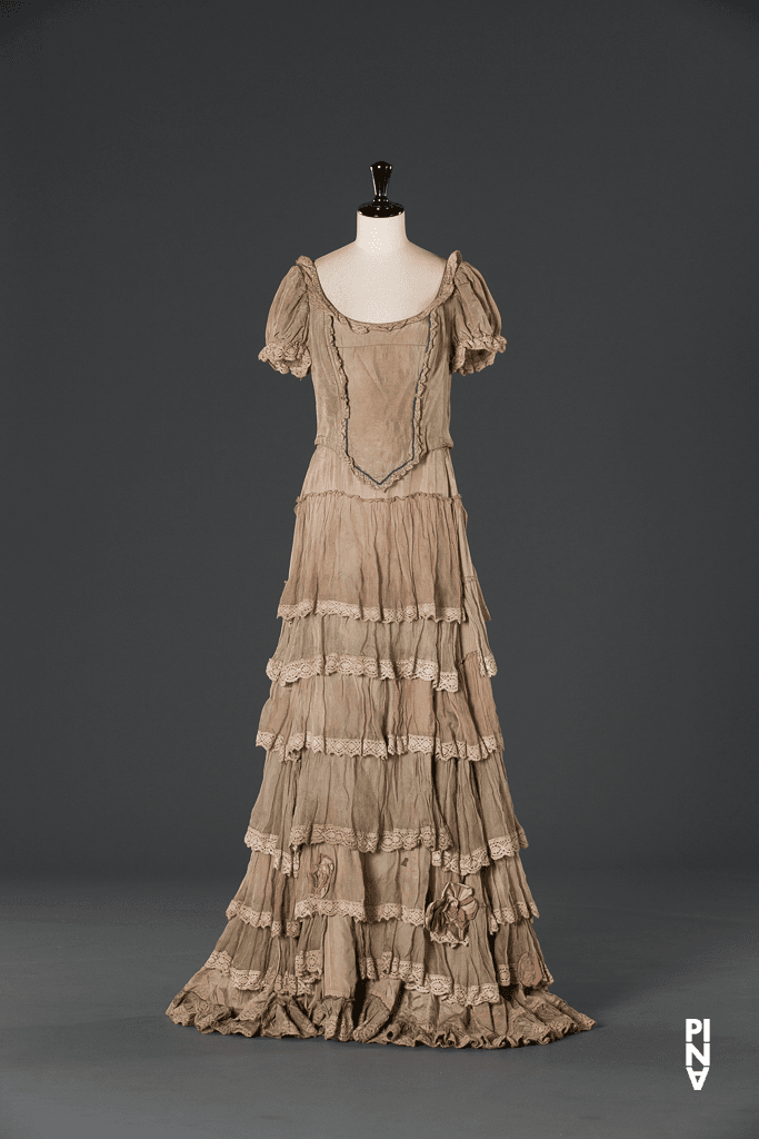 Langes Kleid, getragen von Josephine Ann Endicott in „Blaubart.  Beim Anhören einer Tonbandaufnahme von Béla Bartóks Oper »Herzog Blaubarts Burg«“ von Pina Bausch
