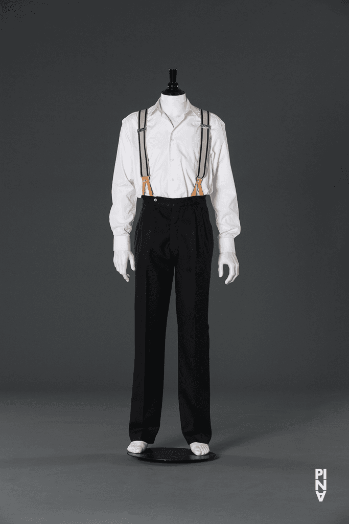 Hemd, getragen von Jan Minařík in „Blaubart.  Beim Anhören einer Tonbandaufnahme von Béla Bartóks Oper »Herzog Blaubarts Burg«“ von Pina Bausch