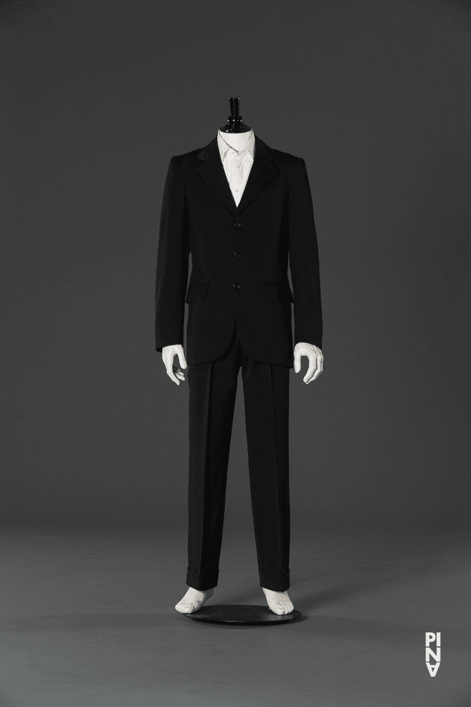 Costume, porté dans « Barbe-Bleue. En écoutant un enregistrement sur bande magnétique de l’opéra de Béla Bartók « Le Château de Barbe-Bleue » » de Pina Bausch