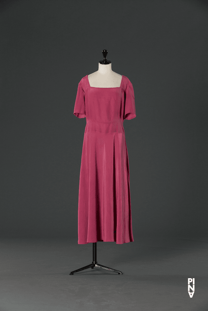 Costume porté dans « Barbe-Bleue. En écoutant un enregistrement sur bande magnétique de l’opéra de Béla Bartók « Le Château de Barbe-Bleue » » de Pina Bausch