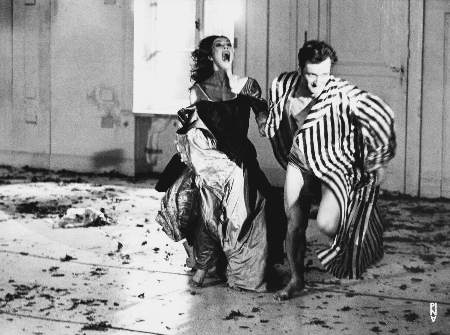 Jan Minařík et Marion Cito dans « Barbe-Bleue. En écoutant un enregistrement sur bande magnétique de l’opéra de Béla Bartók « Le Château de Barbe-Bleue » » de Pina Bausch