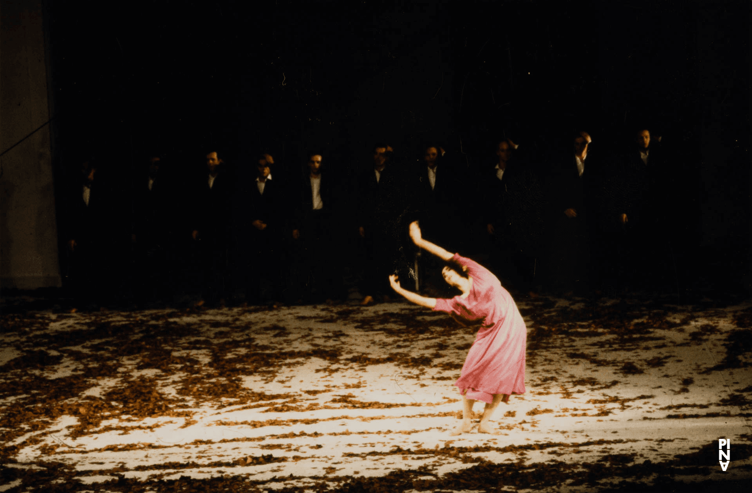 Cristiana Morganti in „Blaubart.  Beim Anhören einer Tonbandaufnahme von Béla Bartóks Oper »Herzog Blaubarts Burg«“ von Pina Bausch