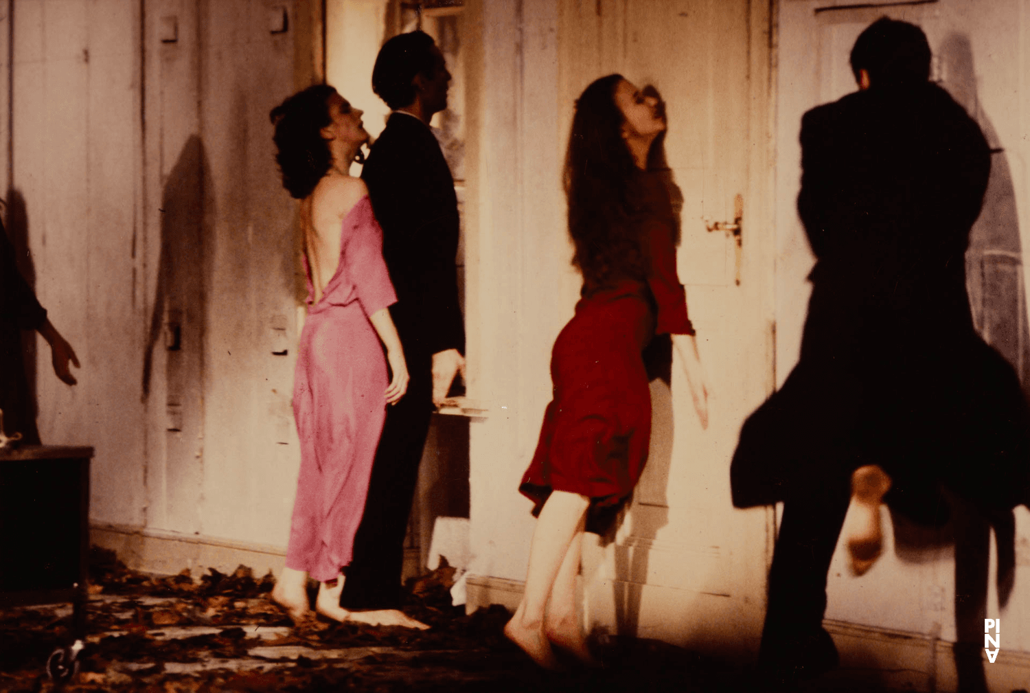 Monika Sagon, Urs Kaufmann et Meryl Tankard dans « Barbe-Bleue. En écoutant un enregistrement sur bande magnétique de l’opéra de Béla Bartók « Le Château de Barbe-Bleue » » de Pina Bausch