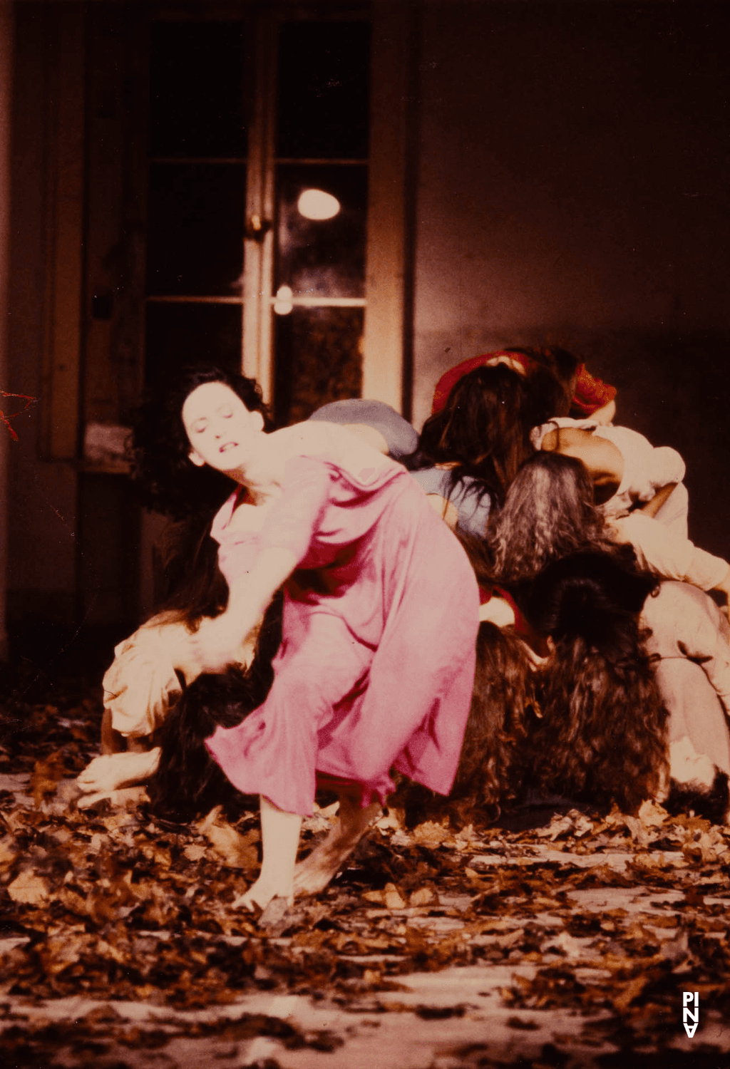Meryl Tankard dans « Barbe-Bleue. En écoutant un enregistrement sur bande magnétique de l’opéra de Béla Bartók « Le Château de Barbe-Bleue » » de Pina Bausch