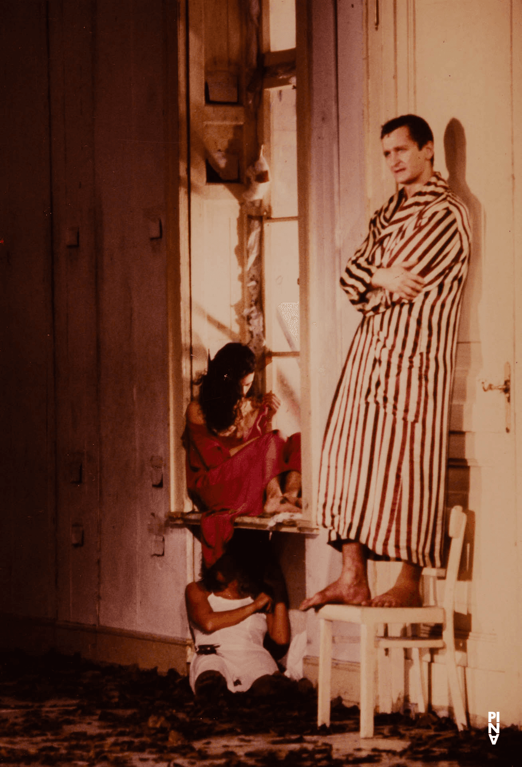 Jan Minařík und Beatrice Libonati in „Blaubart.  Beim Anhören einer Tonbandaufnahme von Béla Bartóks Oper »Herzog Blaubarts Burg«“ von Pina Bausch