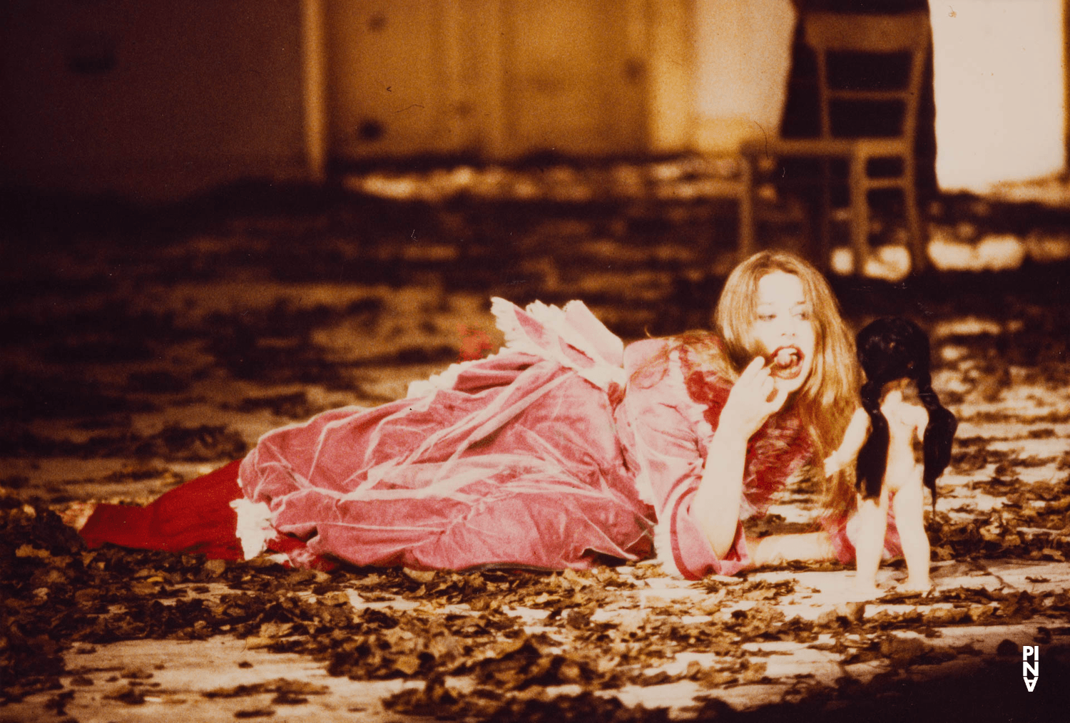 Tjitske Broersma in „Blaubart.  Beim Anhören einer Tonbandaufnahme von Béla Bartóks Oper »Herzog Blaubarts Burg«“ von Pina Bausch