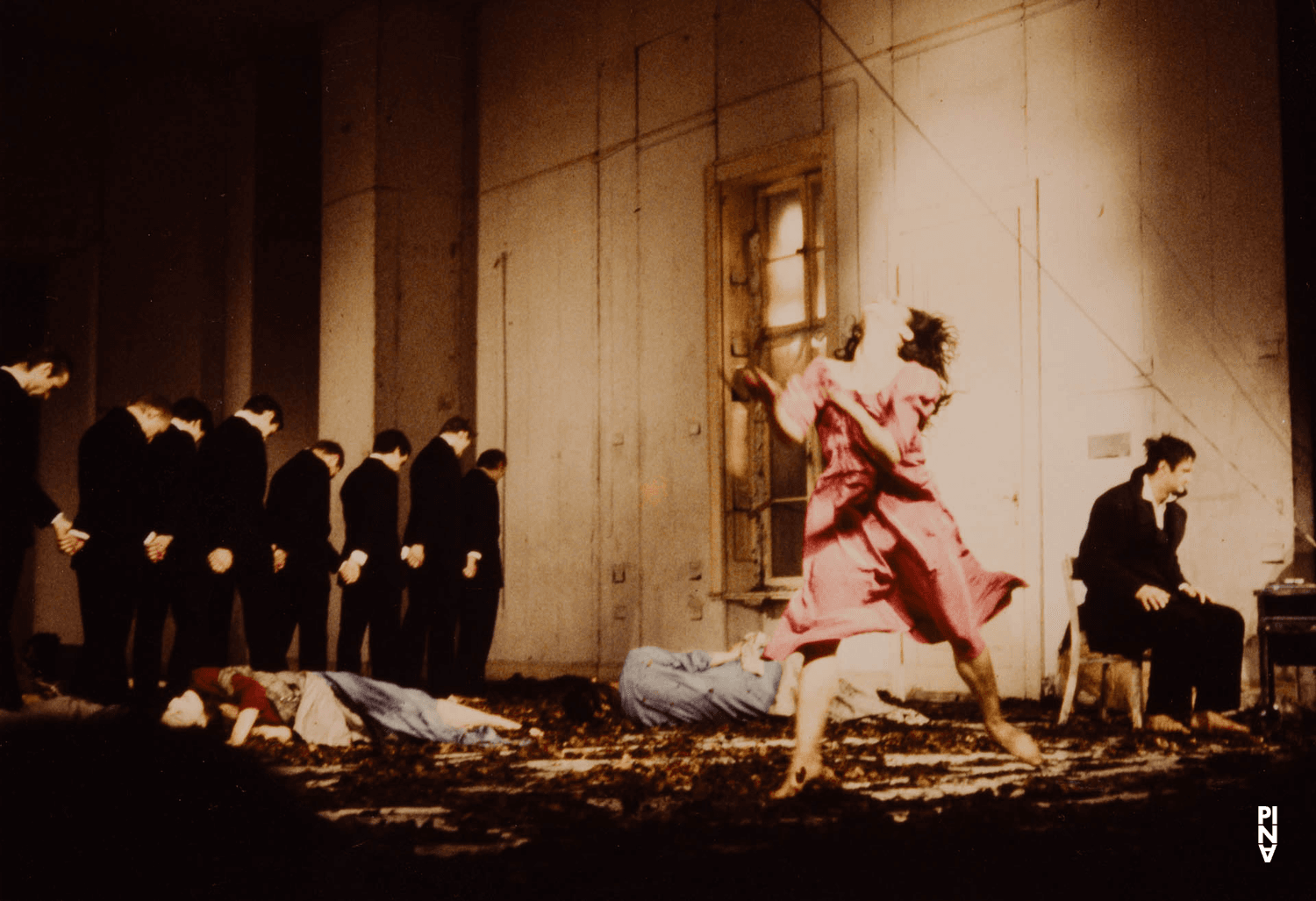 Beatrice Libonati et Jan Minařík dans « Barbe-Bleue. En écoutant un enregistrement sur bande magnétique de l’opéra de Béla Bartók « Le Château de Barbe-Bleue » » de Pina Bausch