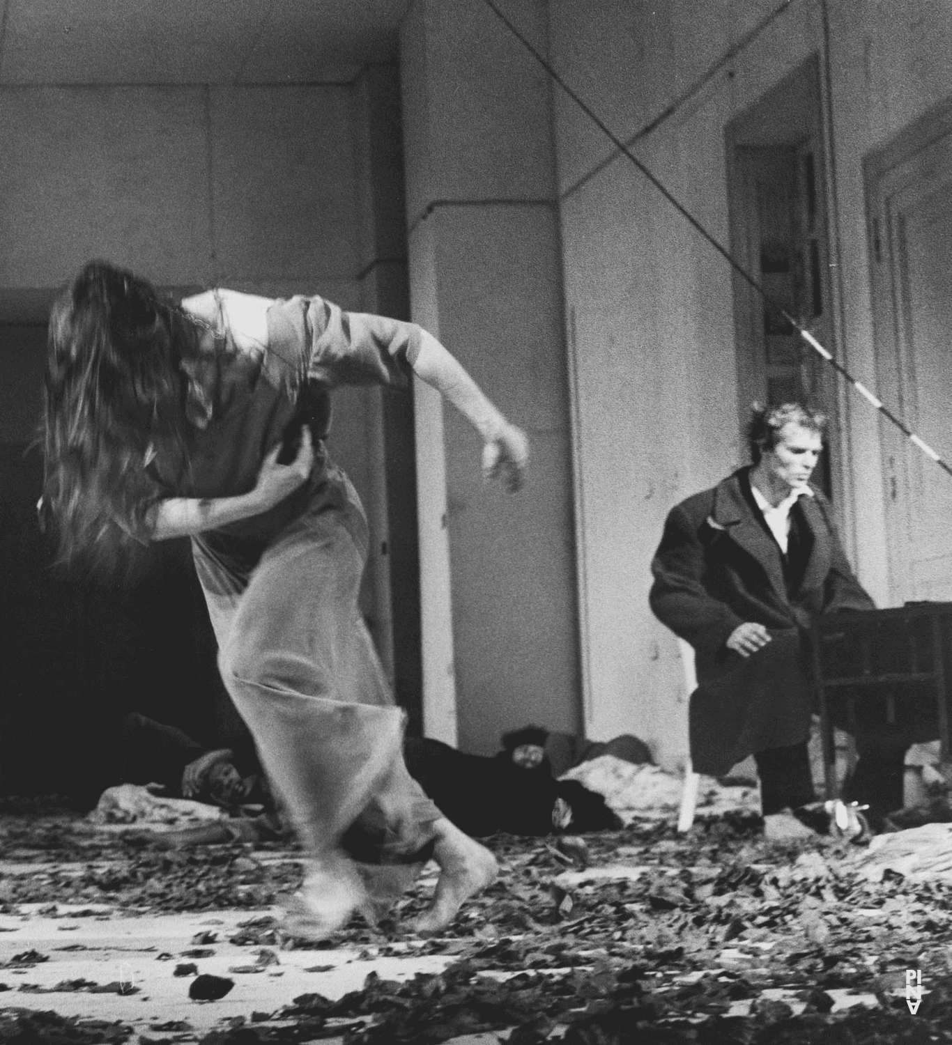 Hans Beenhakker, Quincella Swyningan und Regina Advento in „Blaubart.  Beim Anhören einer Tonbandaufnahme von Béla Bartóks Oper »Herzog Blaubarts Burg«“ von Pina Bausch