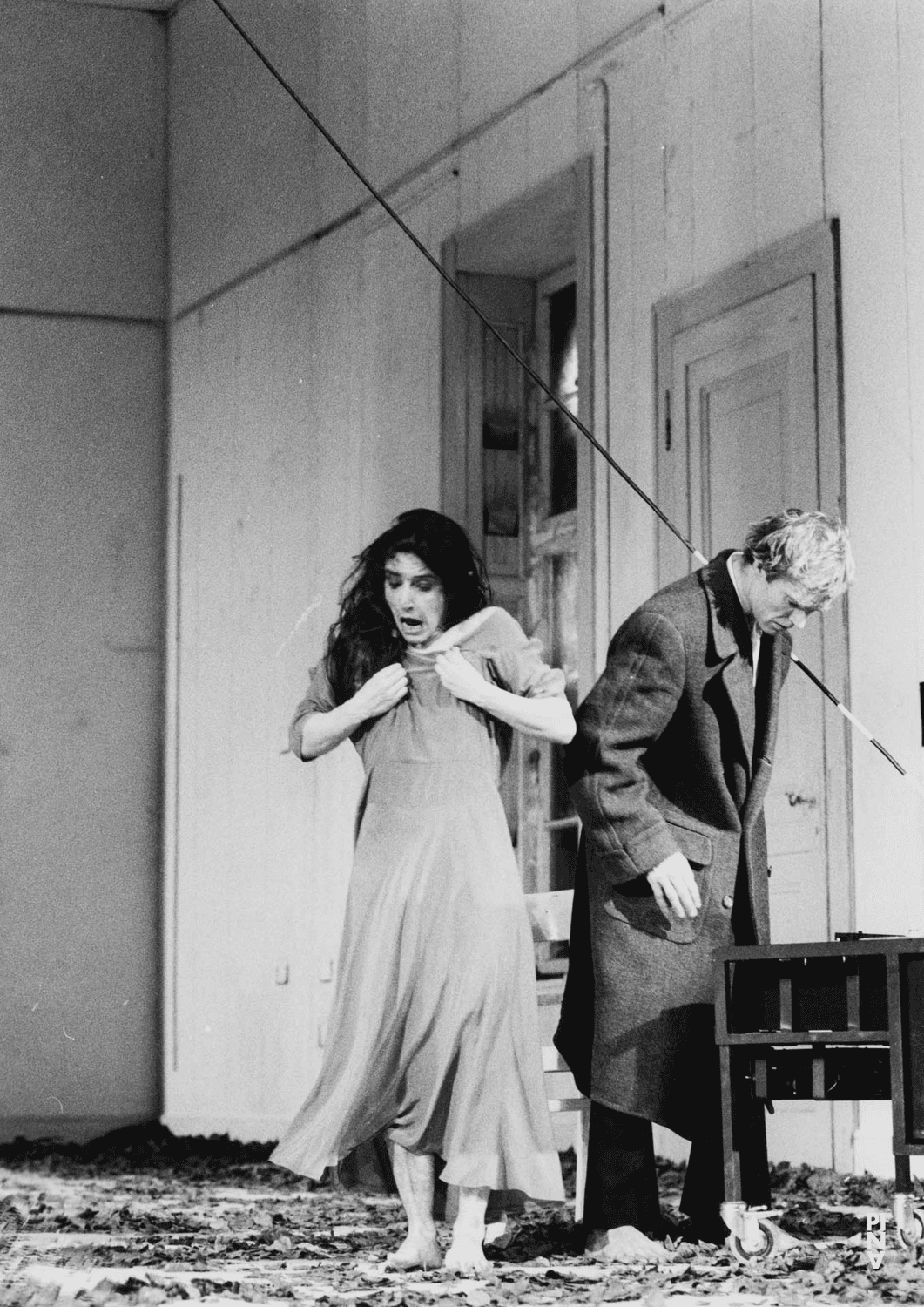 Hans Beenhakker et Beatrice Libonati dans « Barbe-Bleue. En écoutant un enregistrement sur bande magnétique de l’opéra de Béla Bartók « Le Château de Barbe-Bleue » » de Pina Bausch