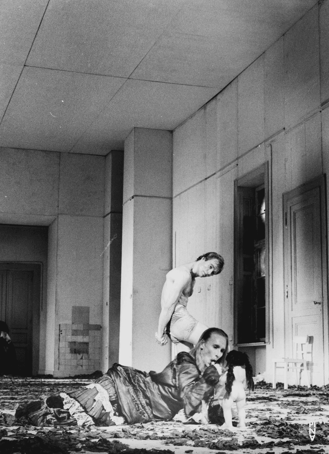 Julie Shanahan et Hans Beenhakker dans « Barbe-Bleue. En écoutant un enregistrement sur bande magnétique de l’opéra de Béla Bartók « Le Château de Barbe-Bleue » » de Pina Bausch