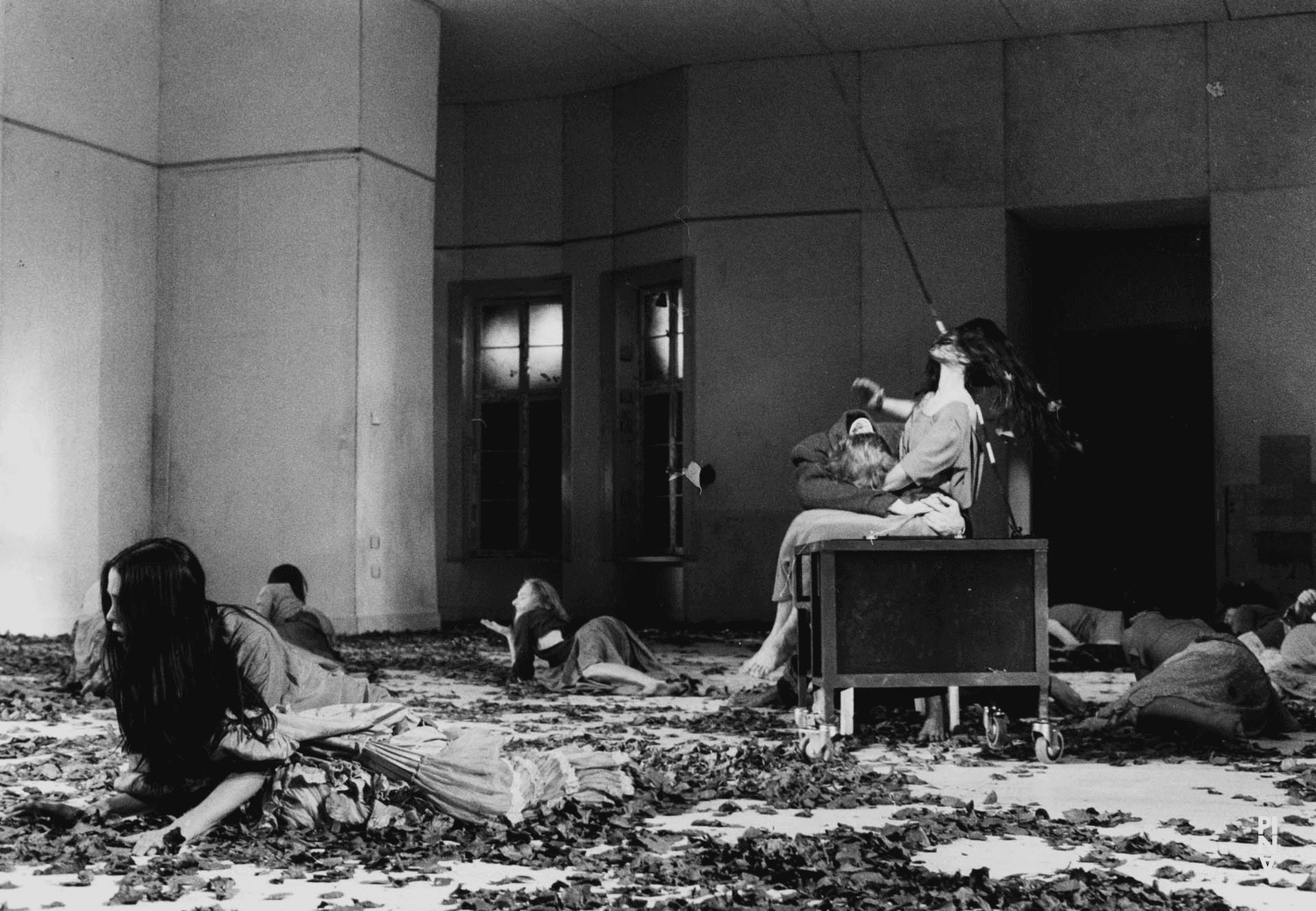 Ruth Amarante und Julie Shanahan in „Blaubart.  Beim Anhören einer Tonbandaufnahme von Béla Bartóks Oper »Herzog Blaubarts Burg«“ von Pina Bausch