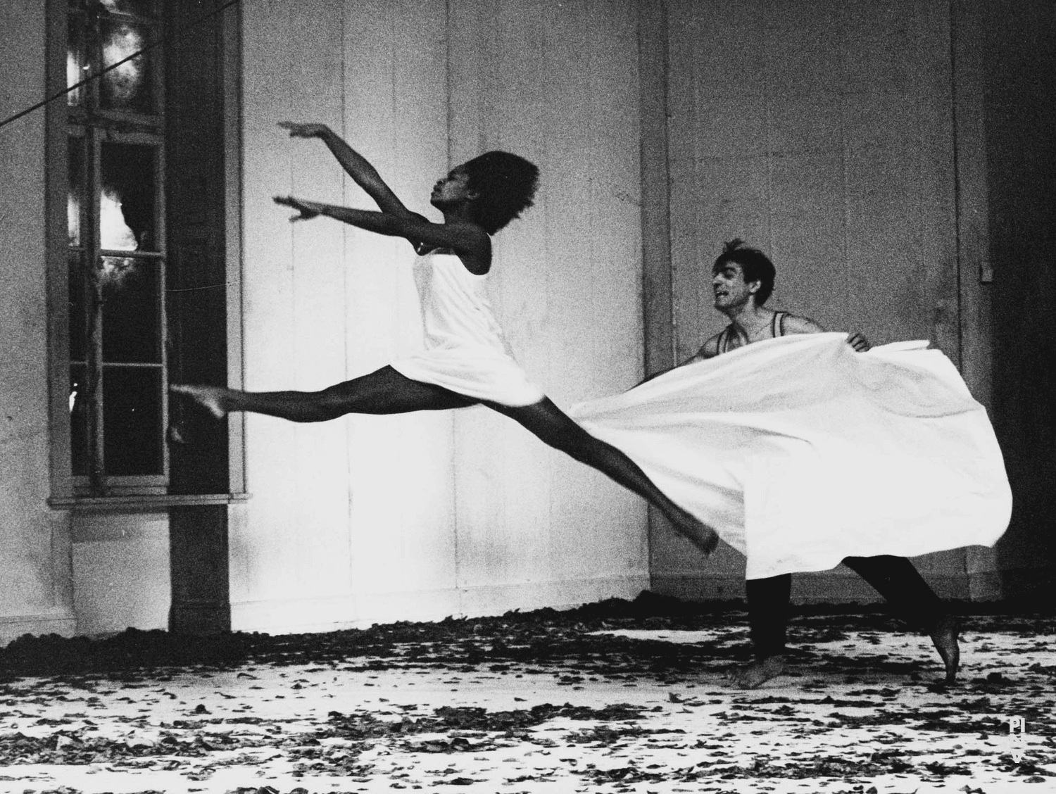 Regina Advento et Antonio Carallo dans « Barbe-Bleue. En écoutant un enregistrement sur bande magnétique de l’opéra de Béla Bartók « Le Château de Barbe-Bleue » » de Pina Bausch