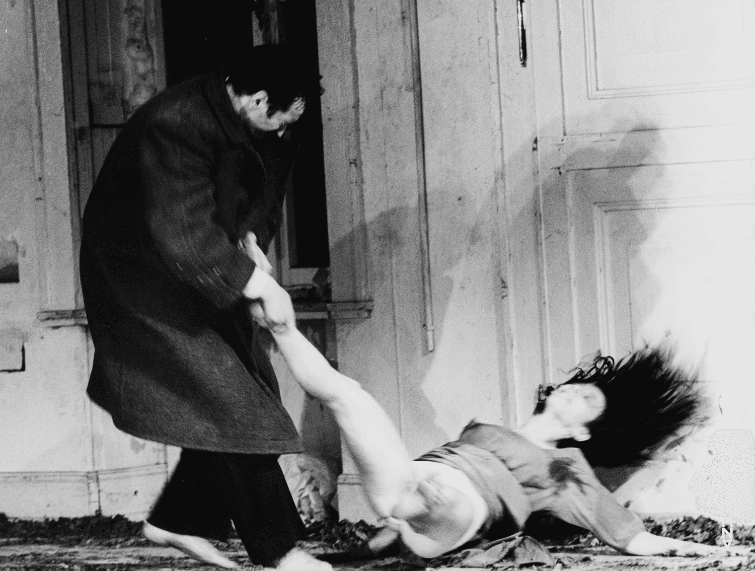 Jan Minařík und Beatrice Libonati in „Blaubart.  Beim Anhören einer Tonbandaufnahme von Béla Bartóks Oper »Herzog Blaubarts Burg«“ von Pina Bausch