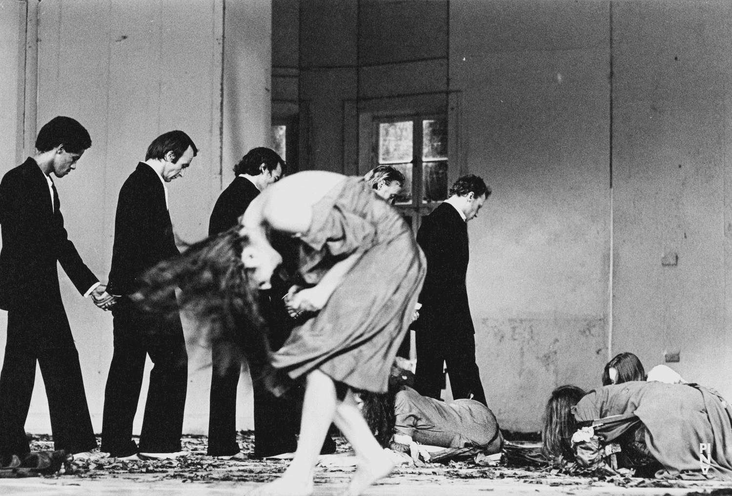 Photo de « Barbe-Bleue. En écoutant un enregistrement sur bande magnétique de l’opéra de Béla Bartók « Le Château de Barbe-Bleue » » de Pina Bausch