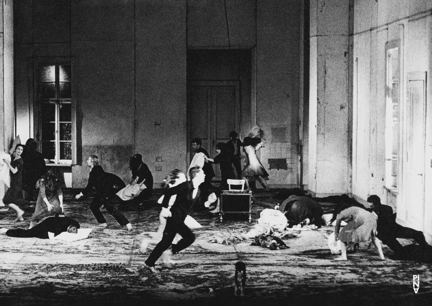 Photo de « Barbe-Bleue. En écoutant un enregistrement sur bande magnétique de l’opéra de Béla Bartók « Le Château de Barbe-Bleue » » de Pina Bausch