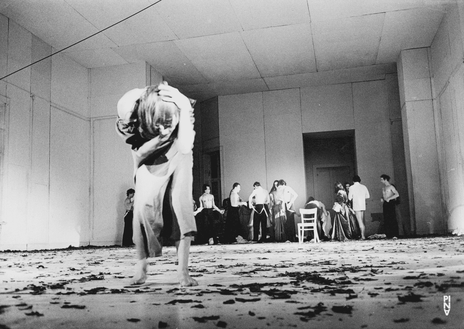 Photo de « Barbe-Bleue. En écoutant un enregistrement sur bande magnétique de l’opéra de Béla Bartók « Le Château de Barbe-Bleue » » de Pina Bausch