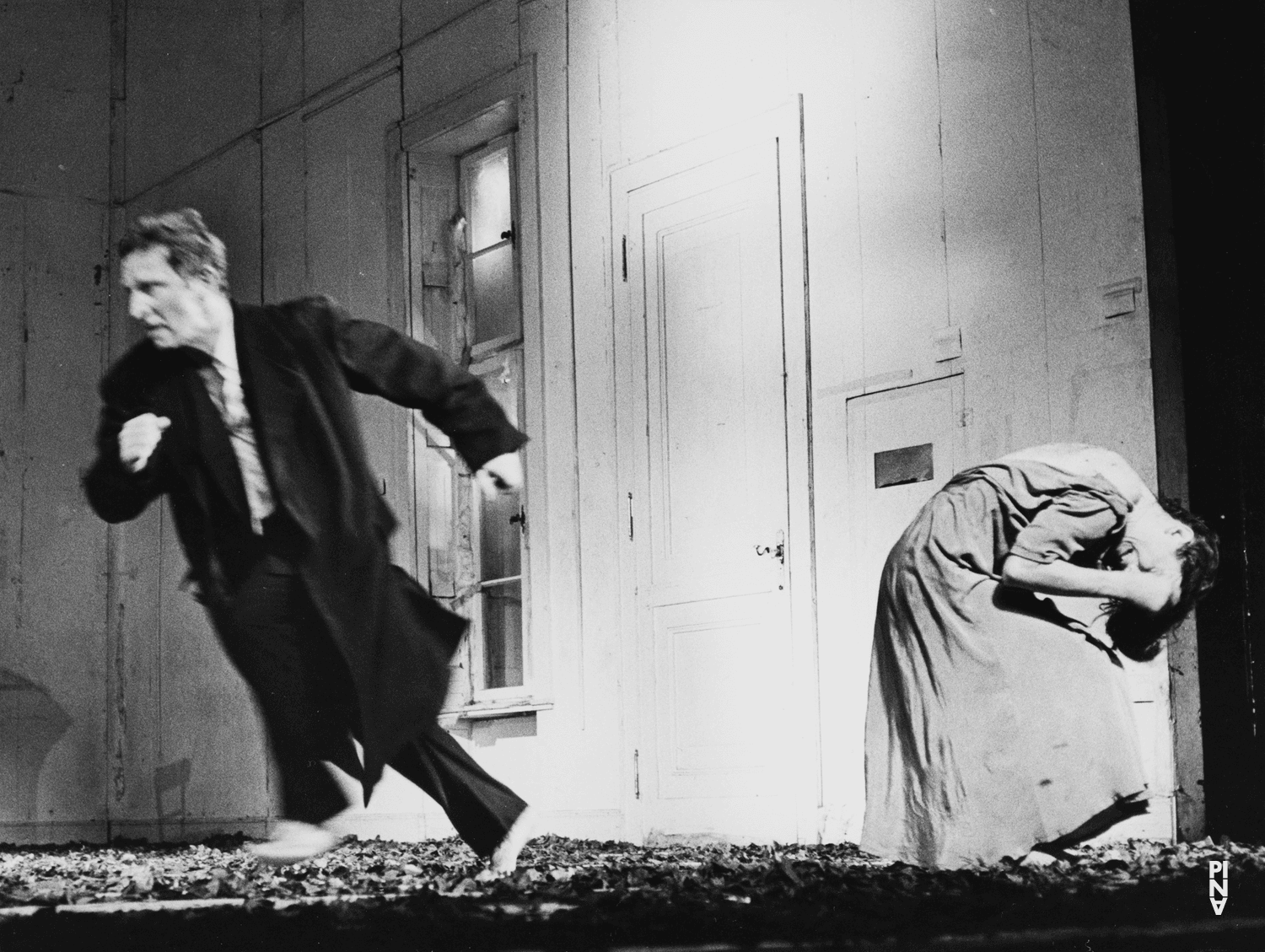 Hans Dieter Knebel et Beatrice Libonati dans « Barbe-Bleue. En écoutant un enregistrement sur bande magnétique de l’opéra de Béla Bartók « Le Château de Barbe-Bleue » » de Pina Bausch