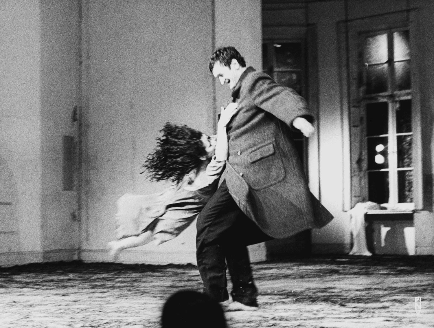 Jan Minařík und Beatrice Libonati in „Blaubart.  Beim Anhören einer Tonbandaufnahme von Béla Bartóks Oper »Herzog Blaubarts Burg«“ von Pina Bausch