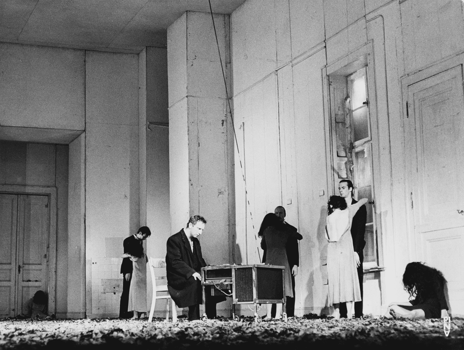 Photo de « Barbe-Bleue. En écoutant un enregistrement sur bande magnétique de l’opéra de Béla Bartók « Le Château de Barbe-Bleue » » de Pina Bausch