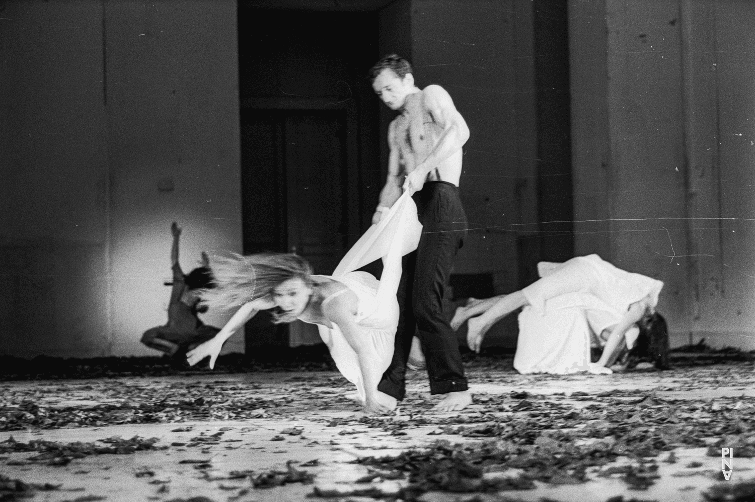 Monika Sagon et Jan Minařík dans « Barbe-Bleue. En écoutant un enregistrement sur bande magnétique de l’opéra de Béla Bartók « Le Château de Barbe-Bleue » » de Pina Bausch