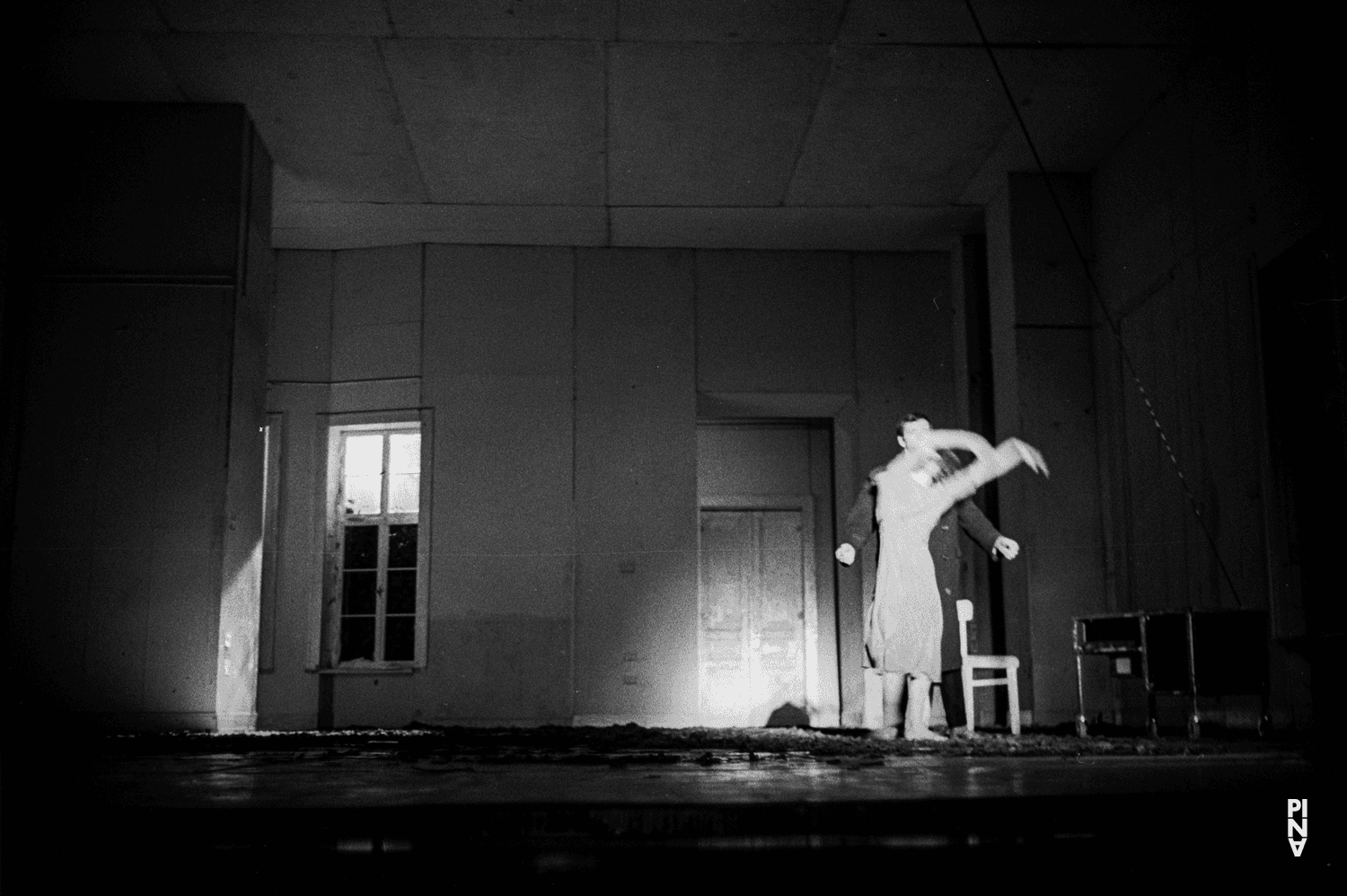 Photo de « Barbe-Bleue. En écoutant un enregistrement sur bande magnétique de l’opéra de Béla Bartók « Le Château de Barbe-Bleue » » de Pina Bausch