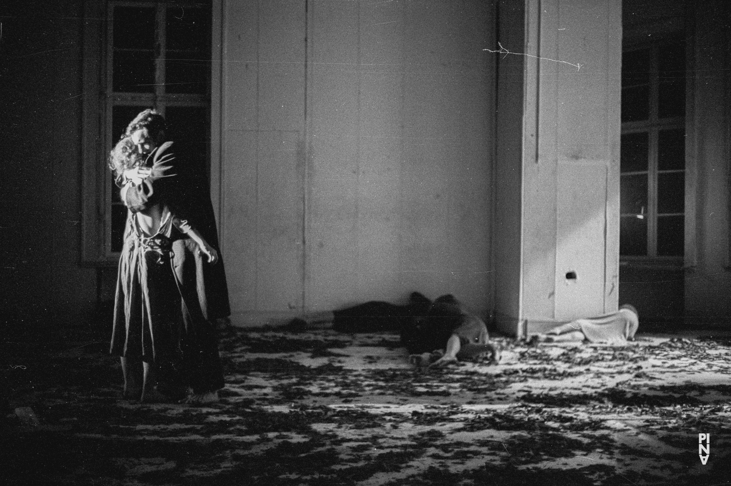 Hans Dieter Knebel et Colleen Finneran-Meessmann dans « Barbe-Bleue. En écoutant un enregistrement sur bande magnétique de l’opéra de Béla Bartók « Le Château de Barbe-Bleue » » de Pina Bausch à Atelje 212, saison 1977/78