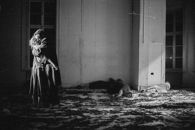 Hans Dieter Knebel and Colleen Finneran-Meessmann in “Bluebeard. While Listening to a Tape Recording of Béla Bartók's Opera "Duke Bluebeard's Castle"” by Pina Bausch at Atelje 212, season 1977/78