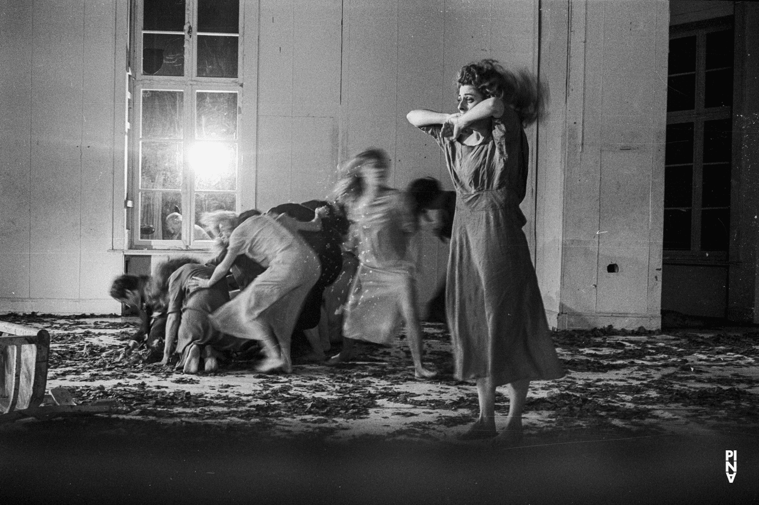 Colleen Finneran-Meessmann dans « Barbe-Bleue. En écoutant un enregistrement sur bande magnétique de l’opéra de Béla Bartók « Le Château de Barbe-Bleue » » de Pina Bausch à Atelje 212, saison 1977/78