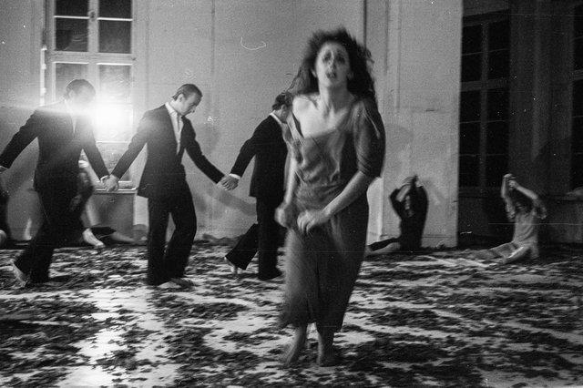 Colleen Finneran-Meessmann, Fernando Cortizo und Dominique Mercy in „Blaubart.  Beim Anhören einer Tonbandaufnahme von Béla Bartóks Oper »Herzog Blaubarts Burg«“ von Pina Bausch im Atelje 212, Spielzeit 1977/78