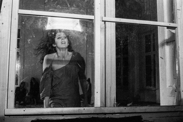 Colleen Finneran-Meessmann dans « Barbe-Bleue. En écoutant un enregistrement sur bande magnétique de l’opéra de Béla Bartók « Le Château de Barbe-Bleue » » de Pina Bausch à Atelje 212, saison 1977/78