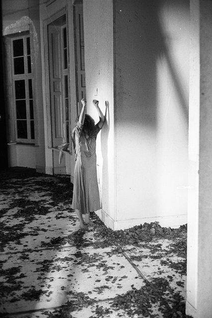 „Blaubart.  Beim Anhören einer Tonbandaufnahme von Béla Bartóks Oper »Herzog Blaubarts Burg«“ von Pina Bausch im Atelje 212, Spielzeit 1977/78