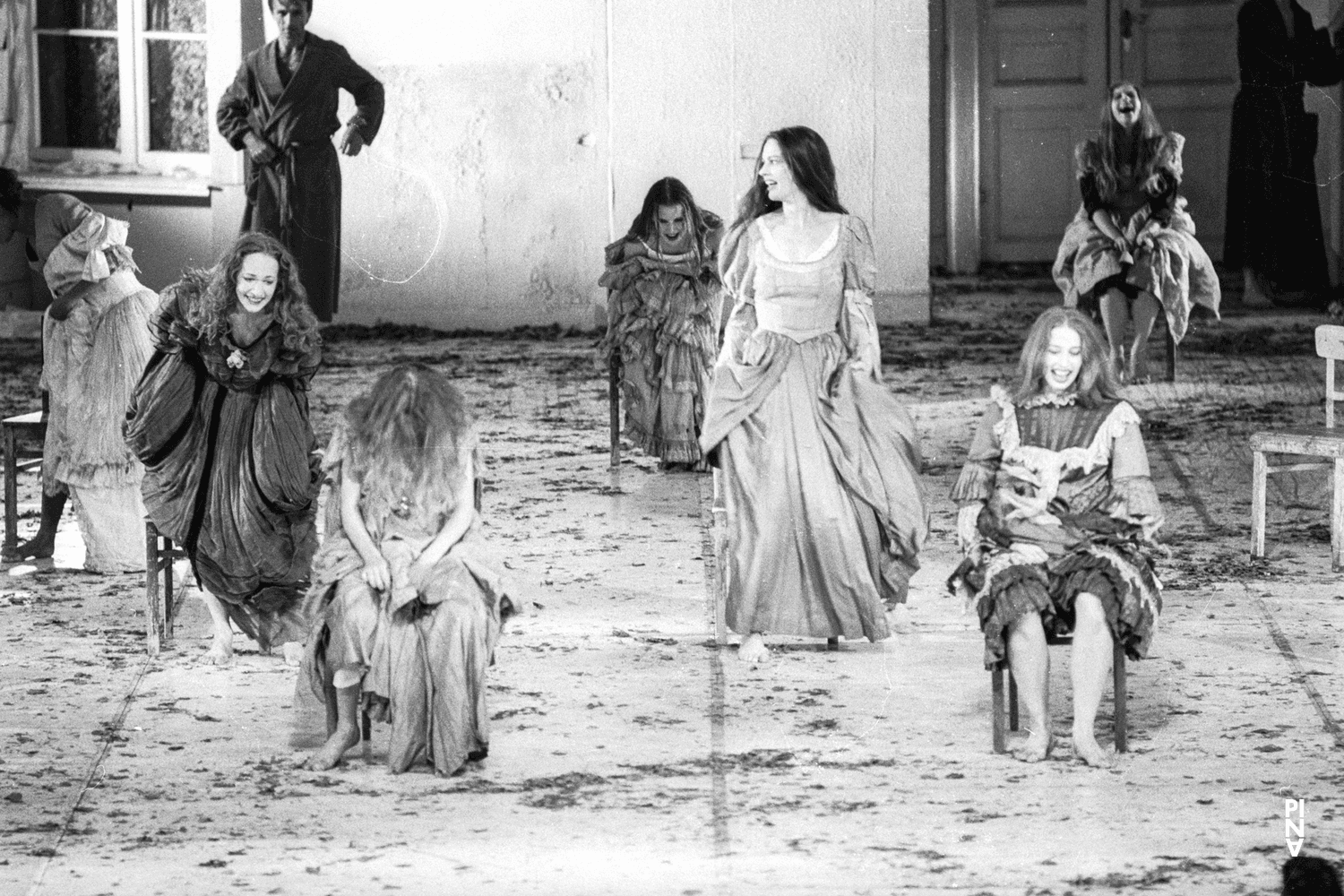 Photo de « Barbe-Bleue. En écoutant un enregistrement sur bande magnétique de l’opéra de Béla Bartók « Le Château de Barbe-Bleue » » de Pina Bausch