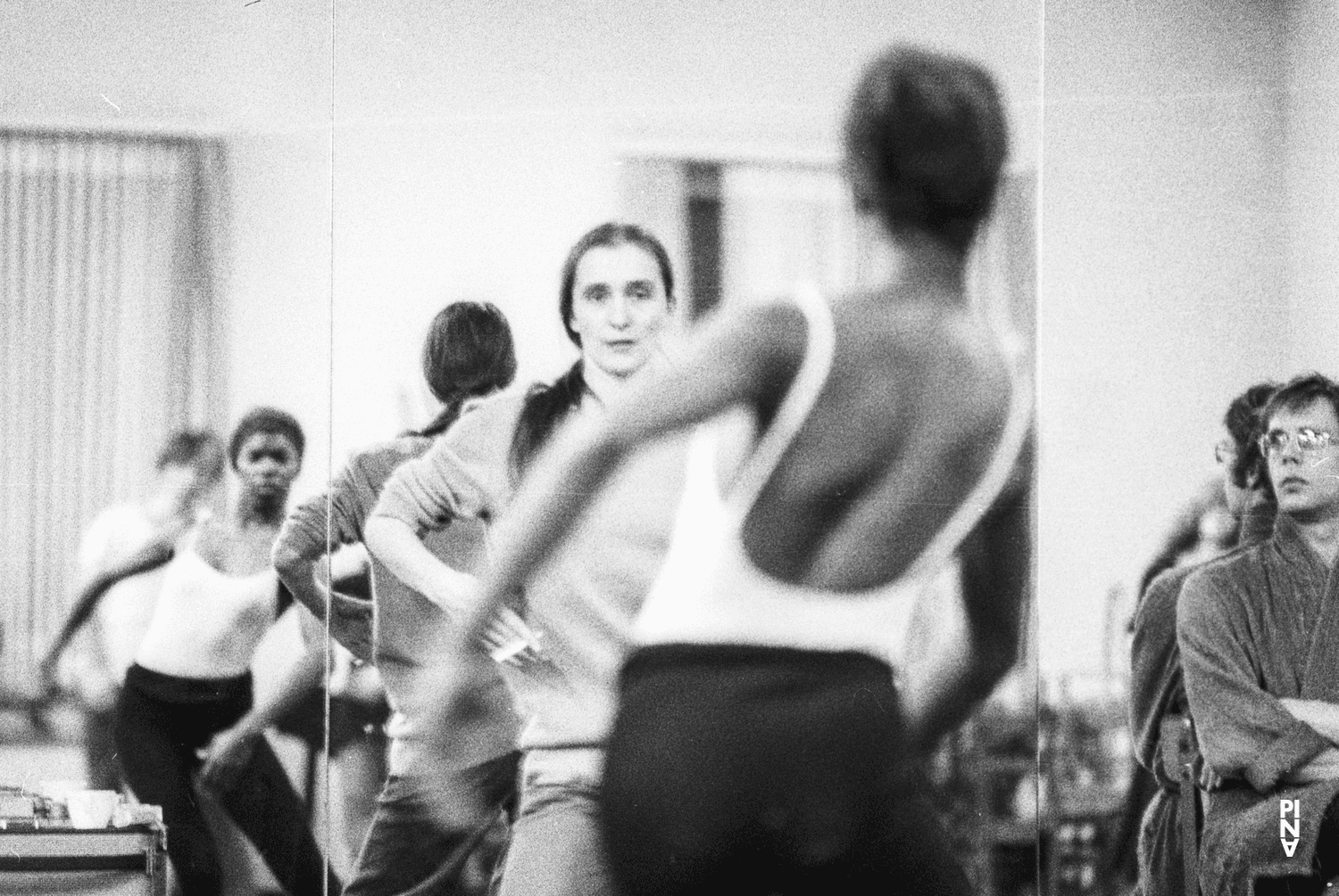 Pina Bausch, Ed Kortlandt et Elisabeth Clarke dans « Barbe-Bleue. En écoutant un enregistrement sur bande magnétique de l’opéra de Béla Bartók « Le Château de Barbe-Bleue » » de Pina Bausch, saison 1976/77