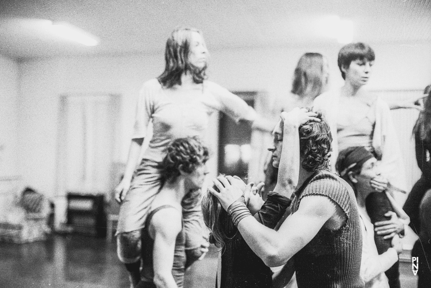 „Blaubart.  Beim Anhören einer Tonbandaufnahme von Béla Bartóks Oper »Herzog Blaubarts Burg«“ von Pina Bausch, Spielzeit 1976/77